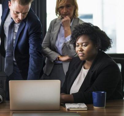 équipe de travail autour d'un ordinateur